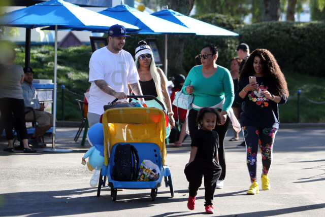 BLIR TOBARNSMOR: I midten av mars besøkte Rob Kardashian Legoland i Los Angeles sammen med Blac Chyna (ytterst t.h) og hennes sønn King Cairo (foran). Foto: Splash News BLIR TOBARNSMOR: I midten av mars besøkte Rob Kardashian Legoland i Los Angeles sammen med Blac Chyna (ytterst t.h) og hennes sønn King Cairo (foran). Foto: Splash News